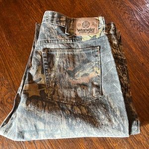 Wrangler “Mossy Oak” camouflaged pants